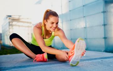 Deportista estirando antes de entrenar