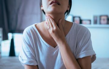 Fagofobia, el miedo a tragar Mujer con miedo a tragar