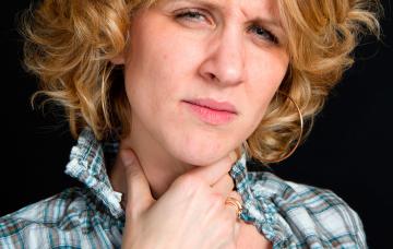 Mujer con dolor en la garganta