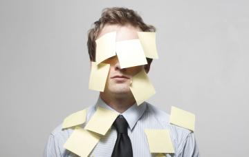 ¿Cómo funciona la memoria? Hombre cubierto con post-it