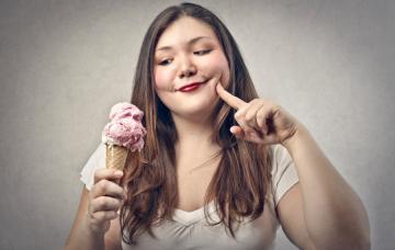 Hambre emocional Mujer con hambre emocional