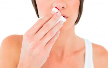 Mujer con una hemorragia nasal