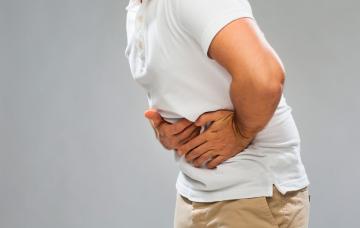 Hernia inguinal Hombre afectado por hernia inguinal