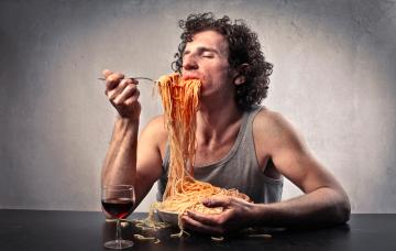 Un hombre comiendo una gran ración de espaguetis