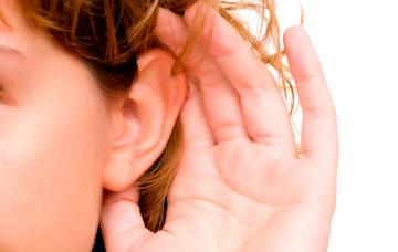 Mujer con hipoacusia