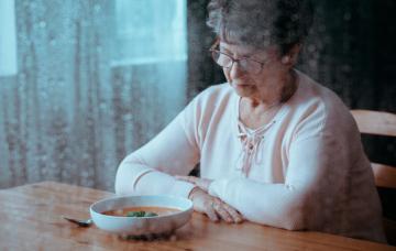 Hiporexia en ancianos Anciana sin ganas de comer con síntomas de hiporexia
