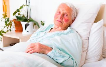 Incapacitación de una persona mayor Persona mayor incapacitada en la cama