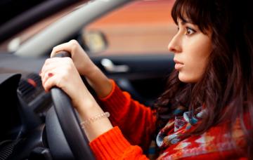 Mujer con problemas de miedo a conducir