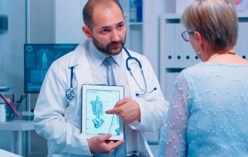 Anciano con dolor de espalda debido a la osteomalacia