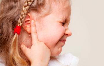 Niña con otitis