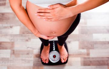 Embarazada pesándose