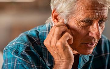 Hombre con presbiacusia