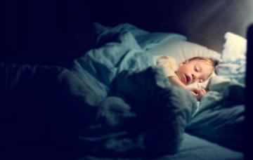Primera noche sin papás Niño durmiendo sin sus papás
