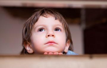 Niño con síntomas de enfermedad