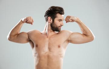 Qué es la testosterona y cuáles son sus funciones Hombre con niveles altos de testosterona