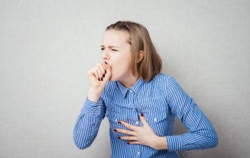 Tos ferina, cómo combatir la tos convulsiva Adolescente tosiendo