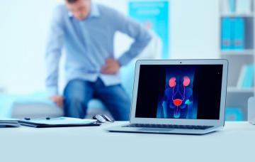 Motivos para ir al urólogo Hombre en la consulta del urólogo