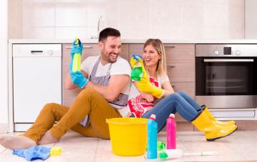 Tareas del hogar que ayudan a quemar más calorías Pareja haciendo las tareas del hogar