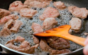 Por qué la carne genera espuma cuando se cocina Por qué la carne suelta espuma