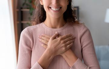 Beneficios de la gratitud Mujer agradecida