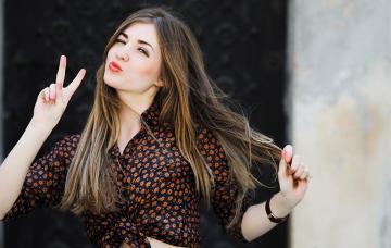 Chica joven mostrando su cabello