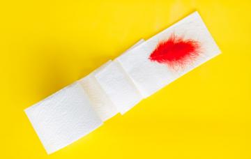 Sangre en las heces Papel higiénico con restos de sangre