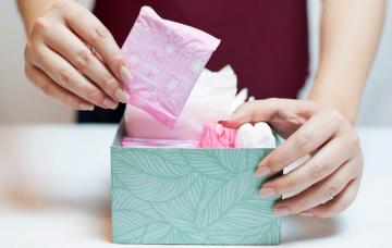 La primera regla tras el parto Mujer guardando compresas en una caja