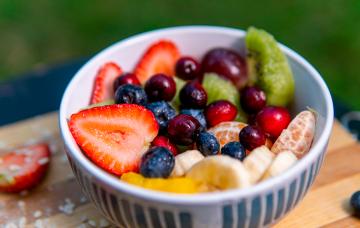 Desayunos frutales: 5 ideas para prepararlos Bol con fruta para desayunar