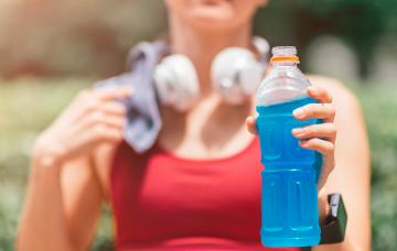 Bebidas isotónicas: cómo tomarlas para reponerte