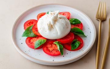 Plato de burrata con tomate