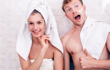 Pareja en el baño después de tener relaciones íntimas