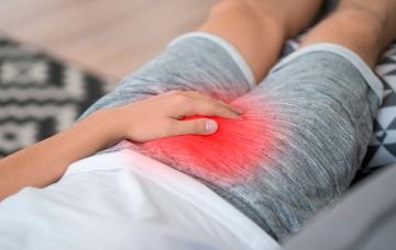 Dolor testicular: causas síntomas y tratamientos Un varón con dolor testicular