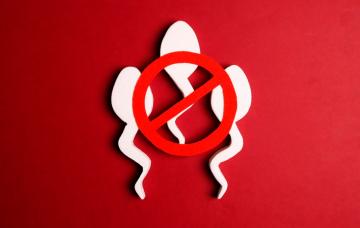 Teratozoospermia, cómo abordar esta causa de esterilidad masculina Ilustración de espermatozoides con una señal de prohibido
