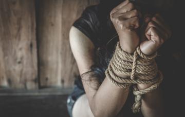 Síndrome de Estocolmo: cómo detectar y frenar esta manipulación Mujer víctima de un secuestro maniatada con unas sogas