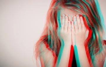 Crisis o colapsos autistas: meltdown, shutdown y burnout Retrato de una niña pequeña ocultándose el rostro