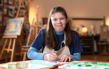 Características del síndrome de Williams Retrato de una niña afectada por el Síndrome de Williams dibujando