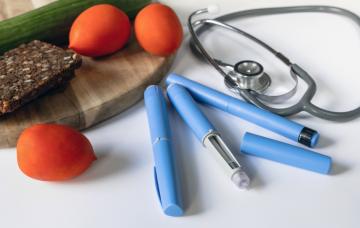 Alimentos que suben los niveles de la hormona del apetito Imagen de inyectores de Ozempic junto a varios alimentos naturales