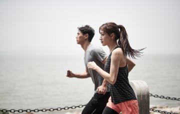 Caminata japonesa a intervalos Joven pareja asiática corriendo al aire libre junto al mar