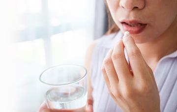 La sobredosis de paracetamol es una de las principales causas de insuficiencia hepática aguda Mujer tomándose paracetamol