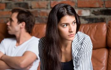 El silencio como castigo Mujer joven frustrada porque su pareja no le habla