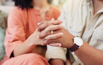 Test ¿Eres una persona leal? Dos personas cogidas de la mano en símbolo de lealtad