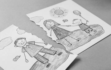 Dibujo infantil de una familia roto por la mitad