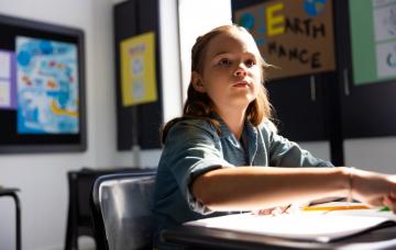 Niña desconectada en clase por epilepsia de ausencia