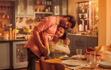 Una escena romántica con una pareja abrazada