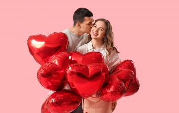 Mujer embelesada por el exceso de cariño de su pareja