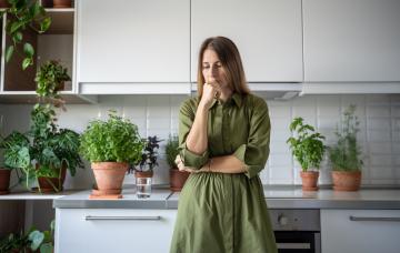 Mujer de mediana edad triste y pensativa