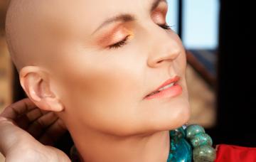 Mujer con cáncer maquillada