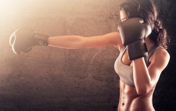 Mujer practicando boxeo fitness