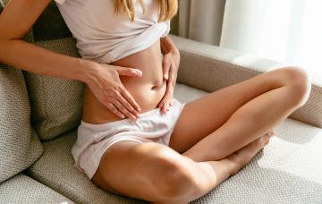 mujer con posibles problemas de diástasis abdominal