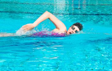 Mujer practicando la natación
